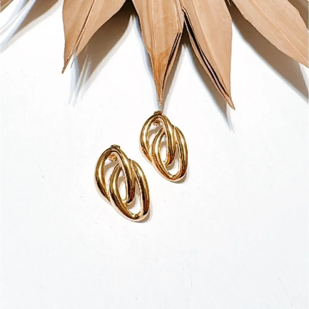 Gold geo twist earrings M361